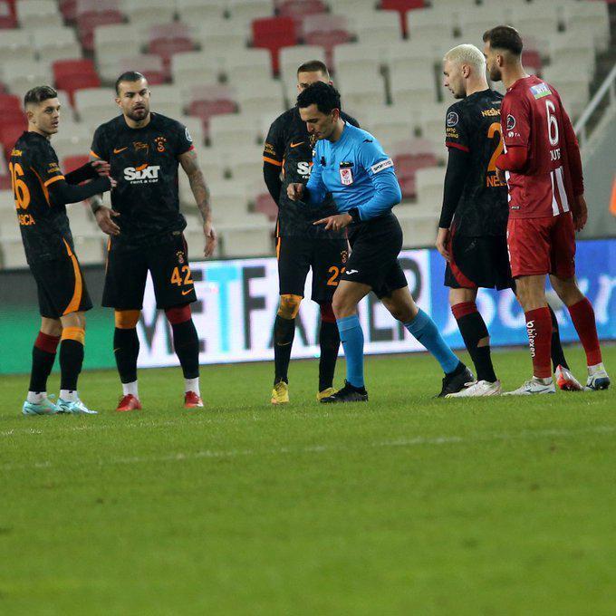 Türkiyenin konuştuğu o pozisyon Sivasspor-Galatasaray maçındaki konuşma ortaya çıktı