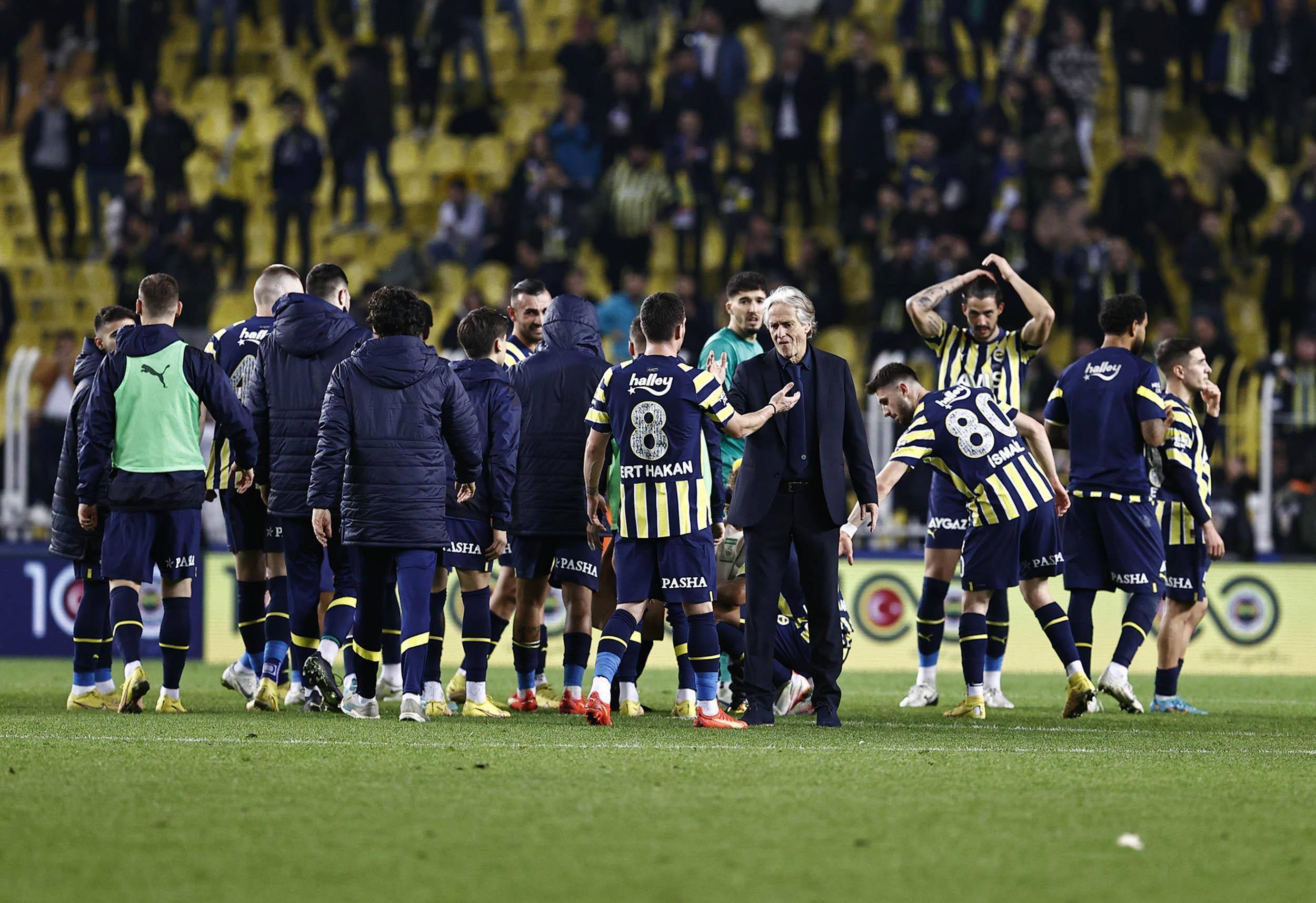 Fenerbahçenin dönüşü muhteşem oldu Gol olup yağıyor