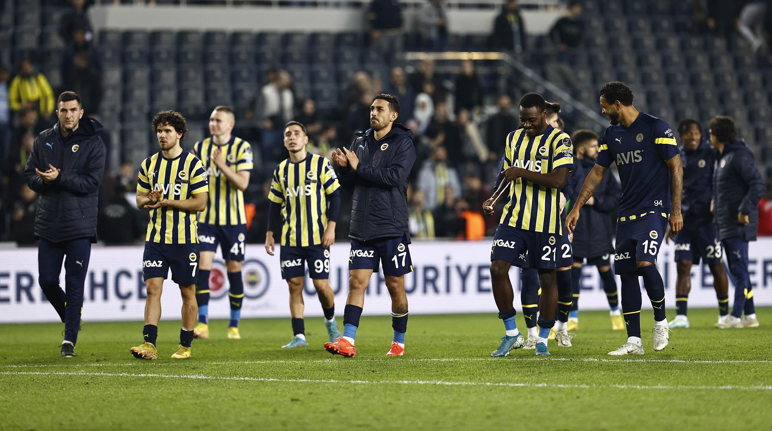 Fenerbahçenin dönüşü muhteşem oldu Gol olup yağıyor