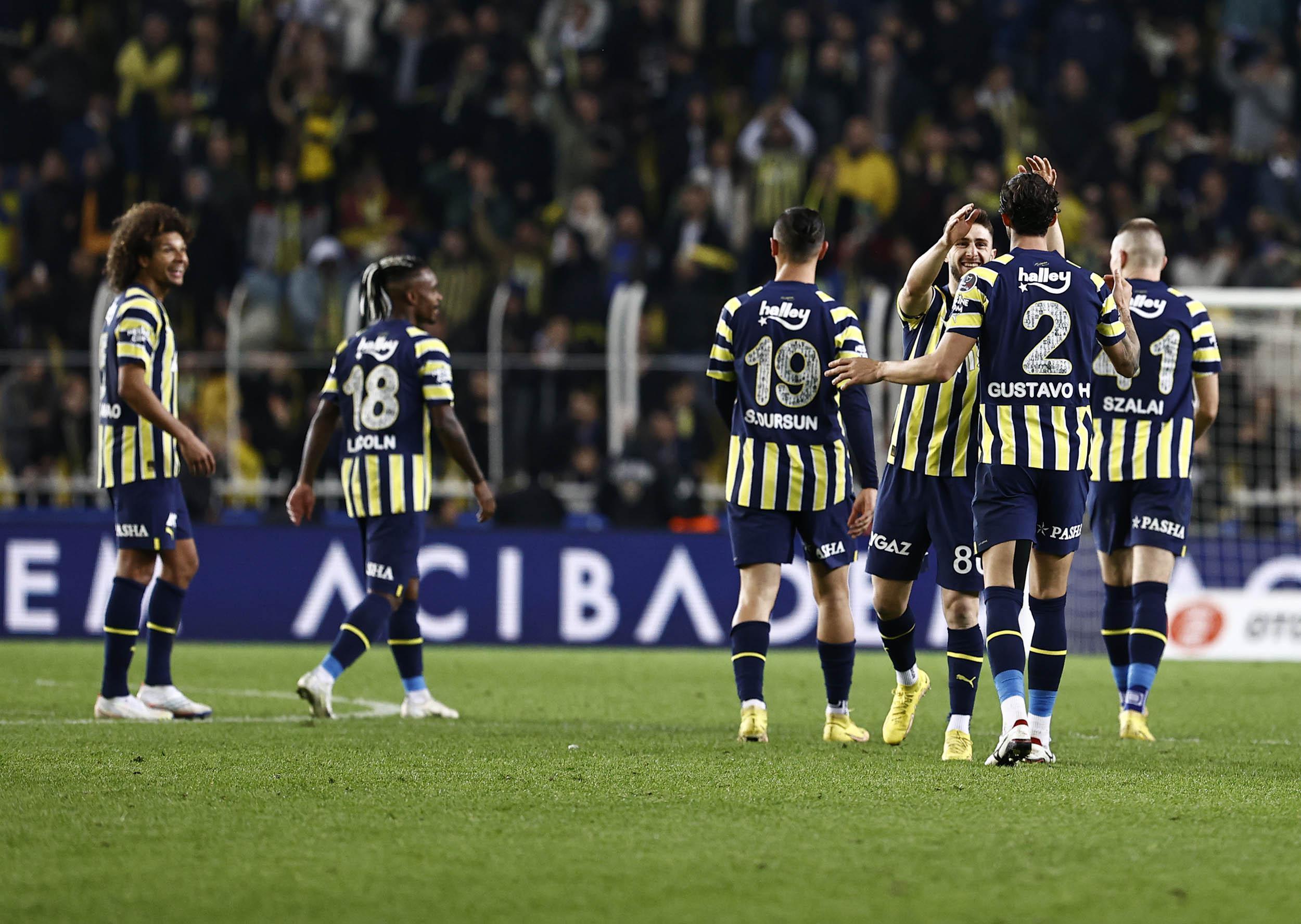 Fenerbahçenin dönüşü muhteşem oldu Gol olup yağıyor