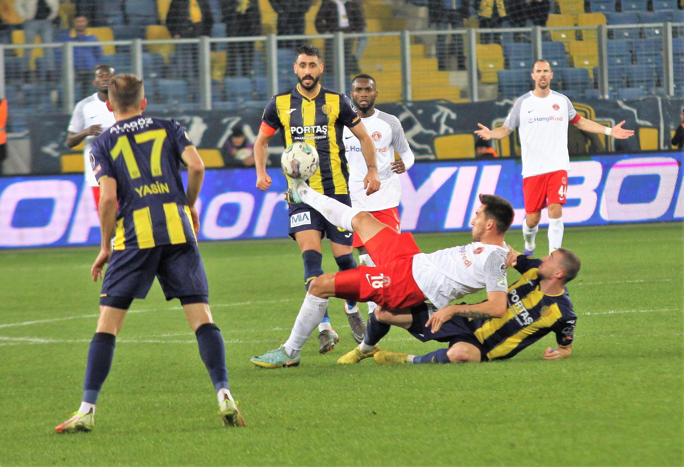 Galatasaray maçı öncesi Ankaragücünde Tolga Ciğerci şoku