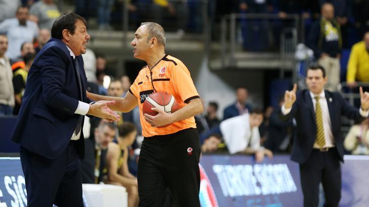 Dimitris Itoudis ve Ergin Ataman çılgına döndü Dev derbiye damga vuran olay