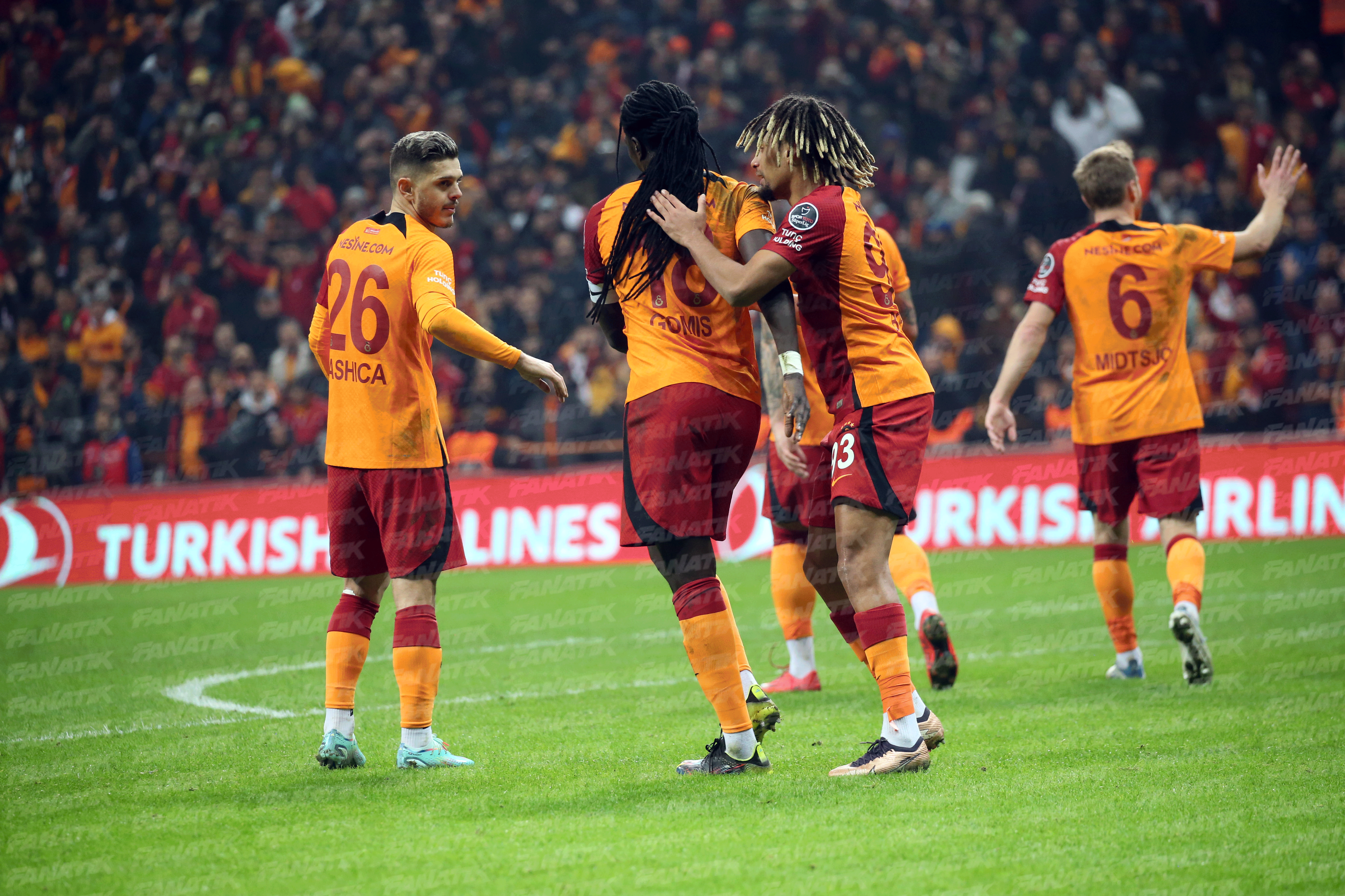 Galatasaray zirve yolunda avantaj sahibi