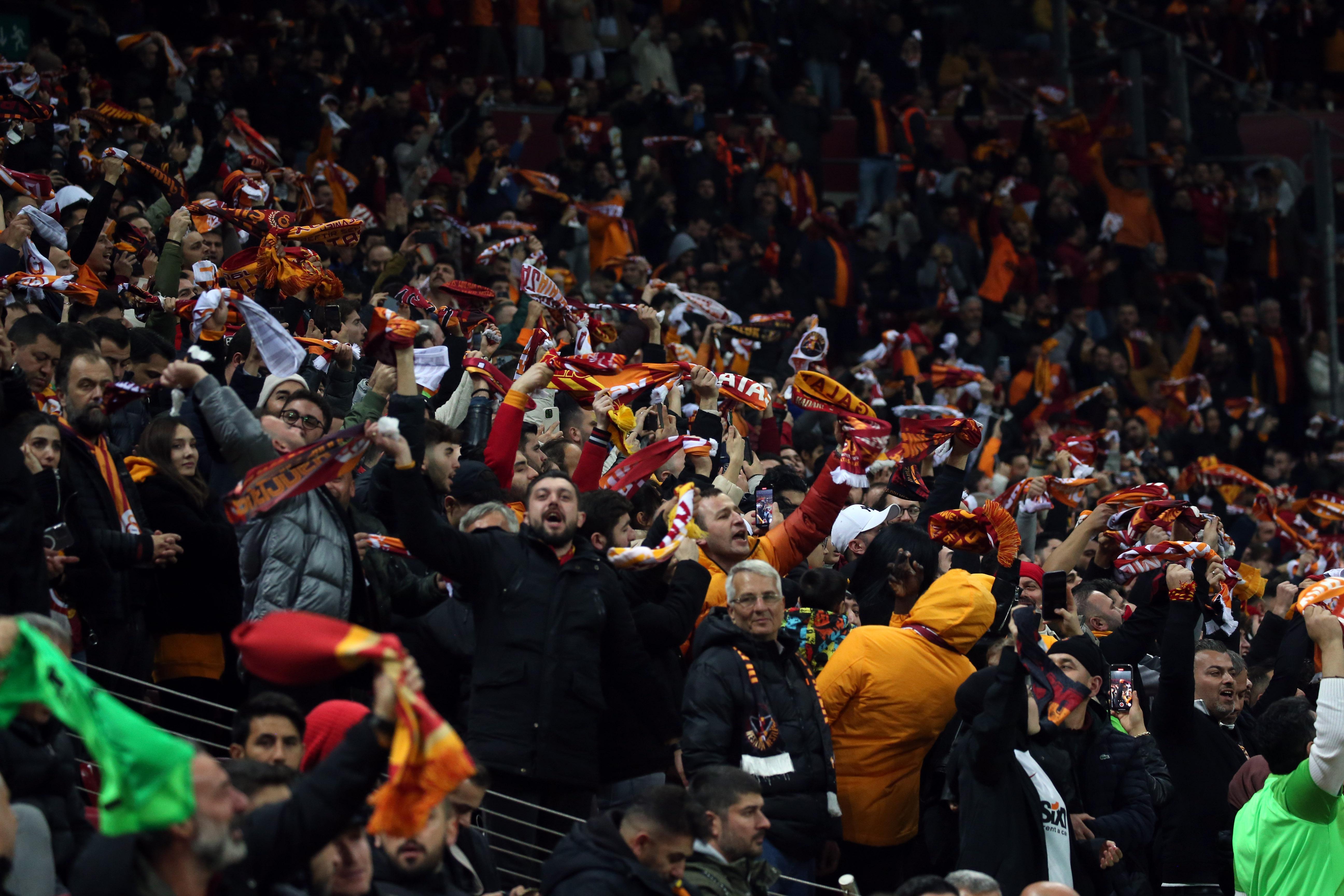 Galatasaray taraftarı tribünleri tıklım tıklım doldurdu
