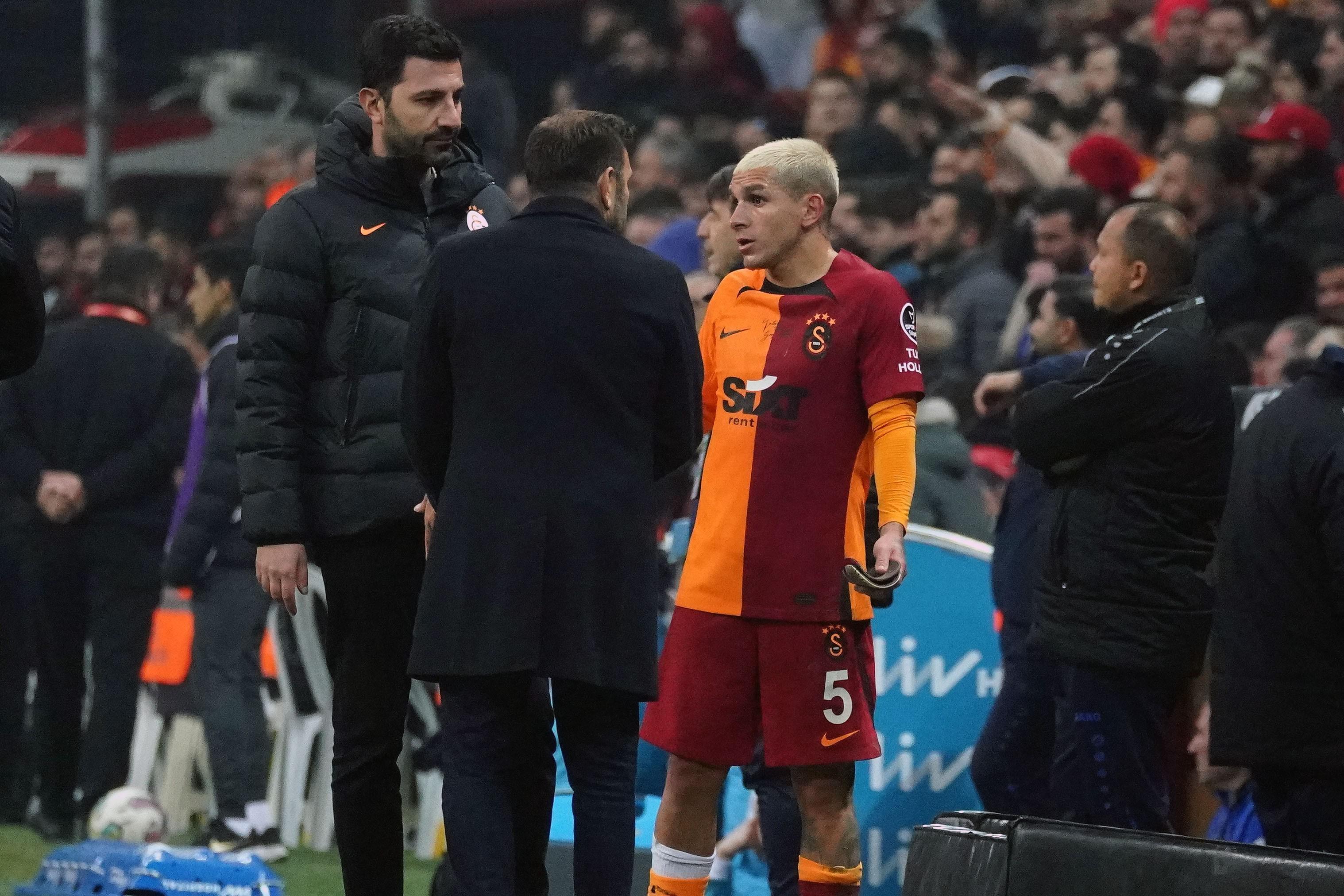 Okan Buruku sinirlendiren olay... Galatasarayda Lucas Torreira şoku yaşanıyor