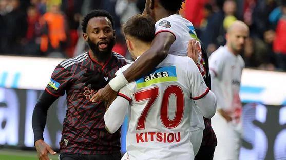 NKoudou ve Kitsiou arasında Kafa atma tartışması Atilla Karaoğlana tepki