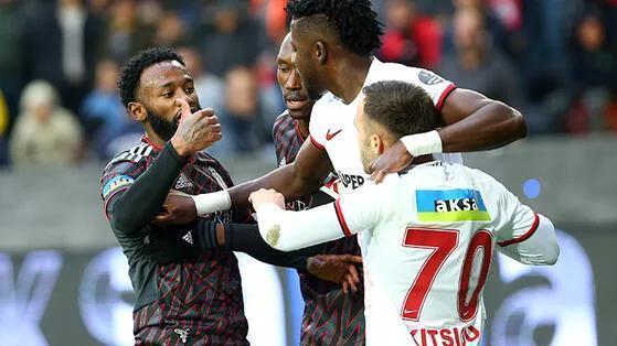 NKoudou ve Kitsiou arasında Kafa atma tartışması Atilla Karaoğlana tepki