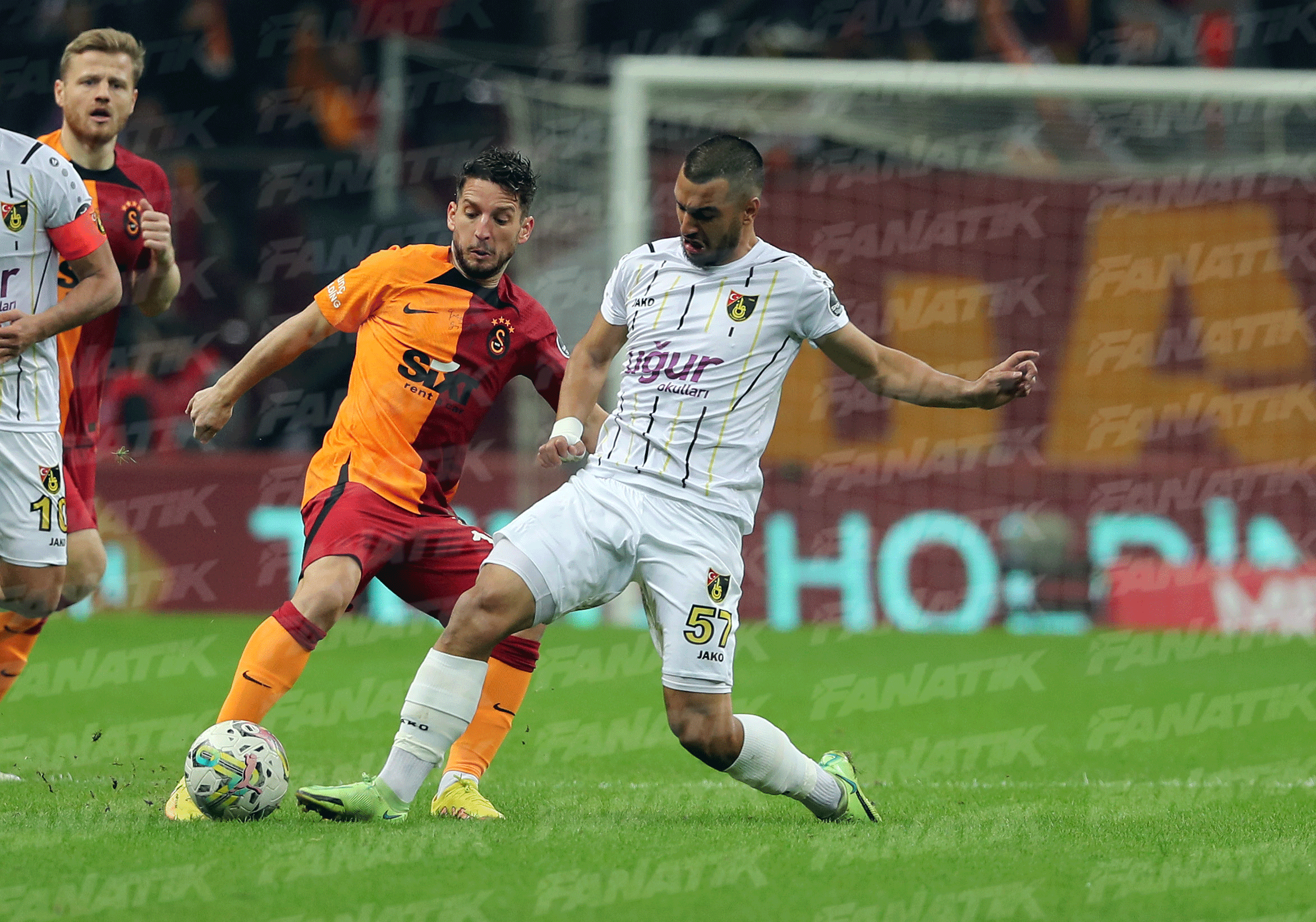 Galatasaray, Süper Ligin yeni lideri (ÖZET) Galatasaray-İstanbulspor maç sonucu: 2-1