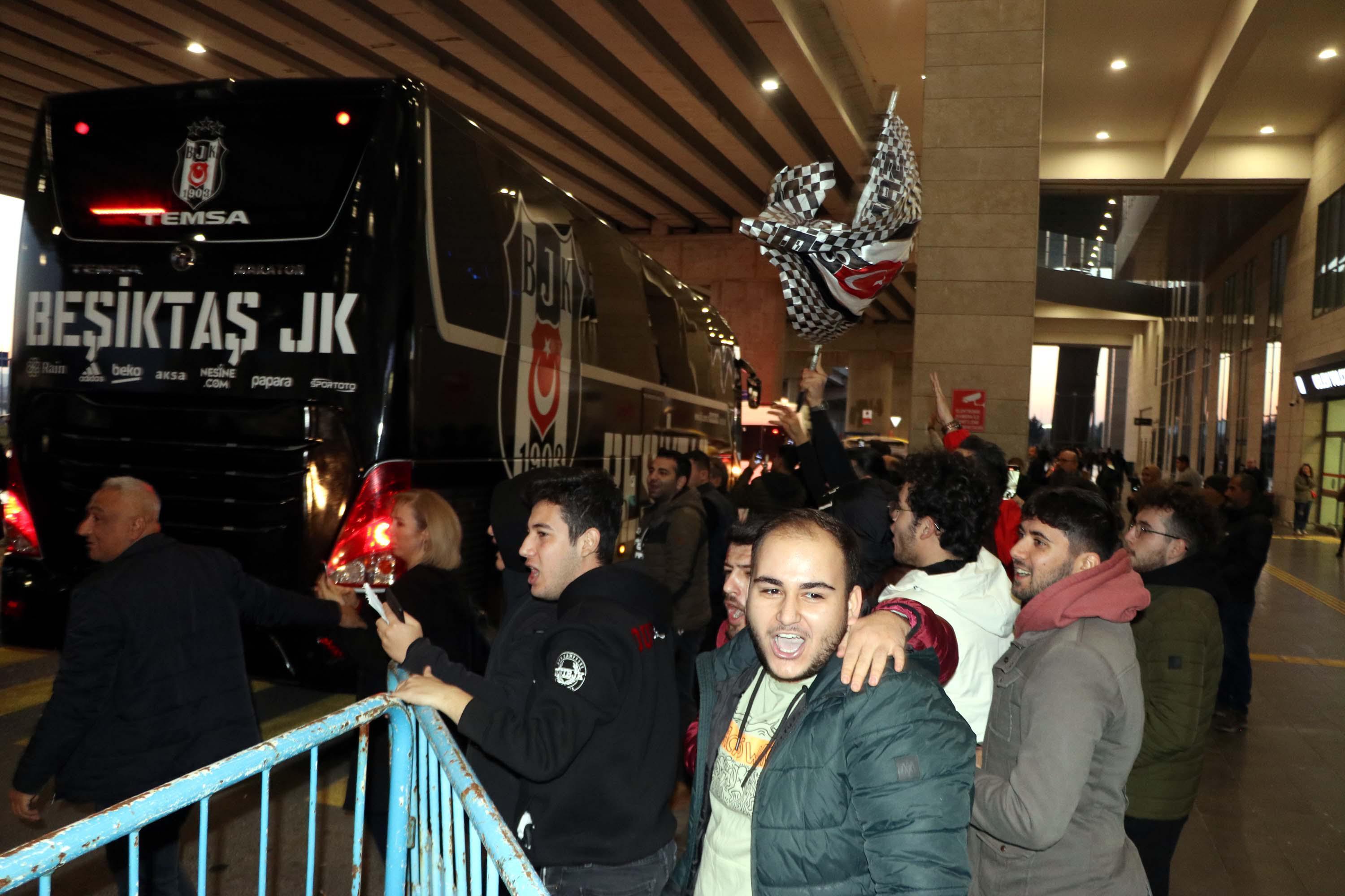 Beşiktaş kafilesi, Gaziantepte çiçeklerle karşılandı