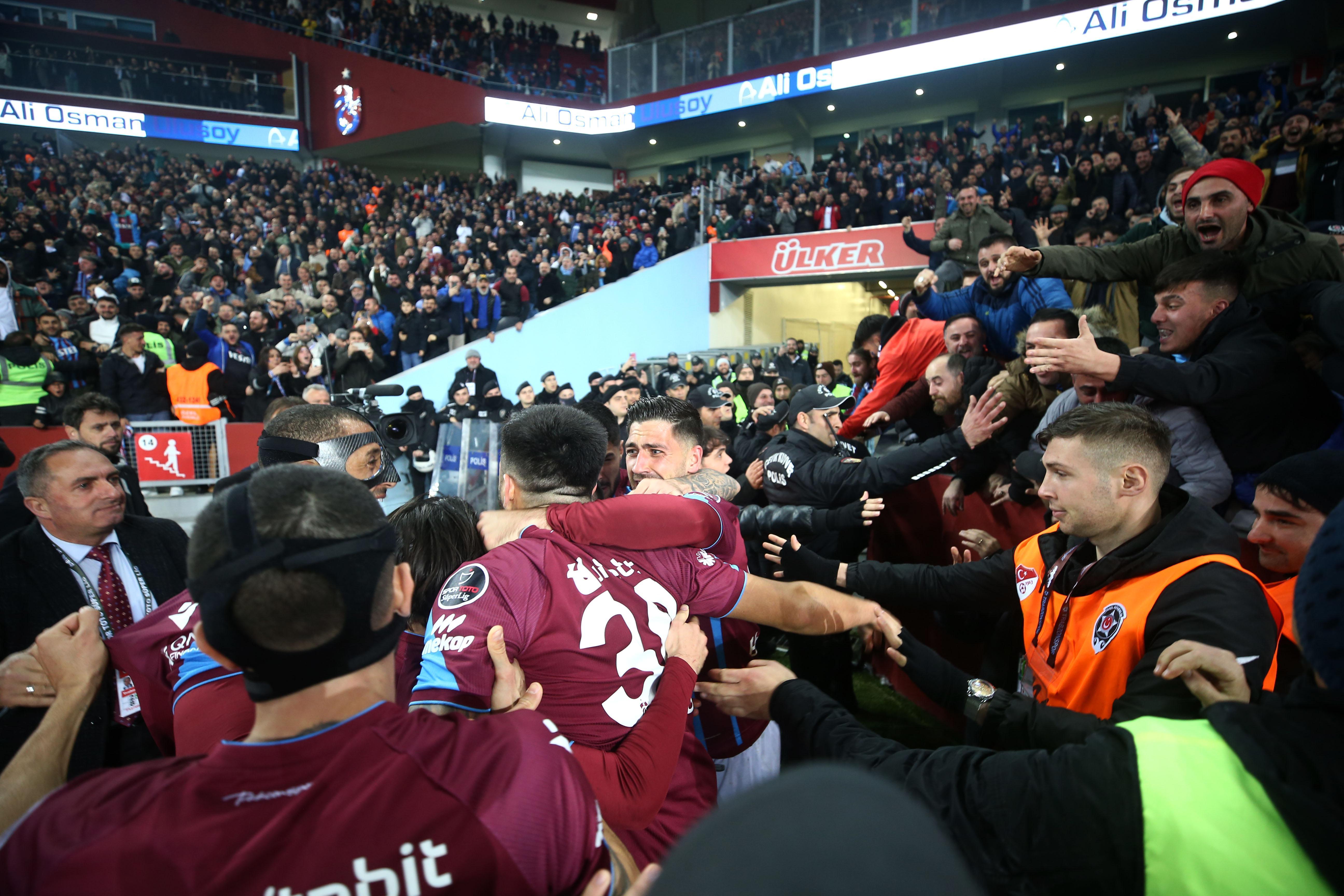 Akyazıda Maxi Gomez ve Trezeguetnin gecesi (ÖZET) Trabzonspor-Fenerbahçe maç sonucu: 2-0