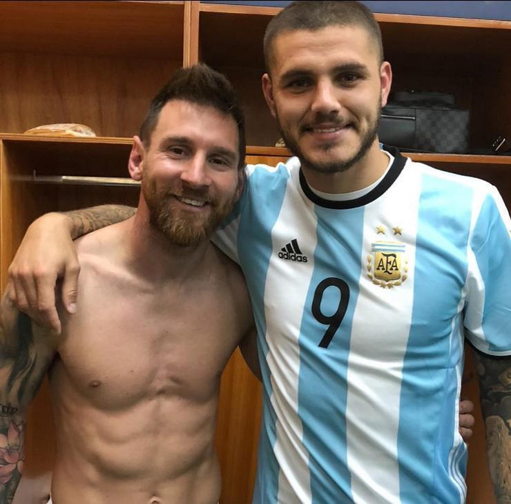 Arjantinle Dünya Kupası kazanan Lionel Messi, Ronaldoyu geride bıraktı birinci sıraya oturdu