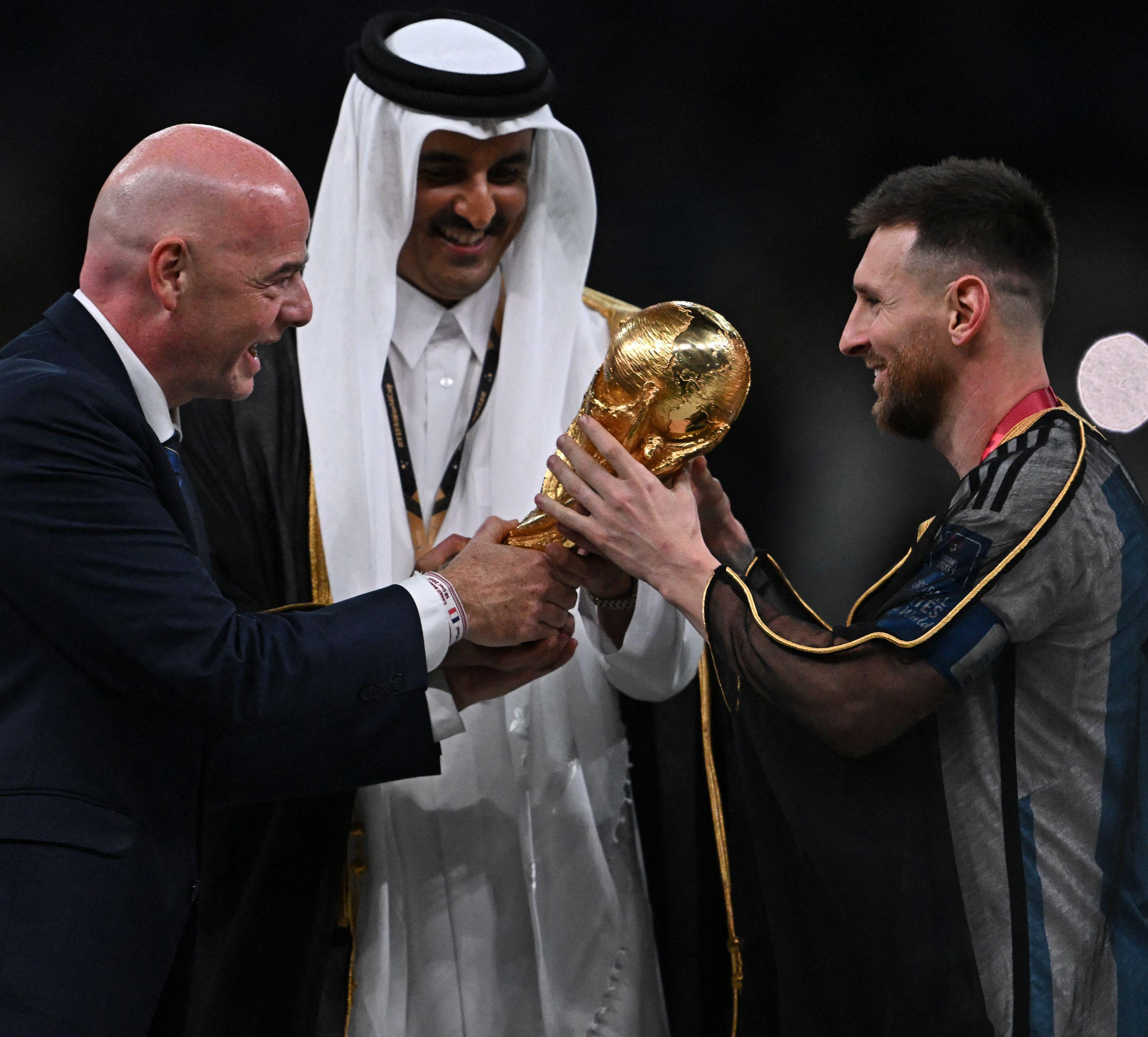 Lionel Messi kupa töreninde şaştı kaldı Katar Emirinden sürpriz kıyafet hamlesi
