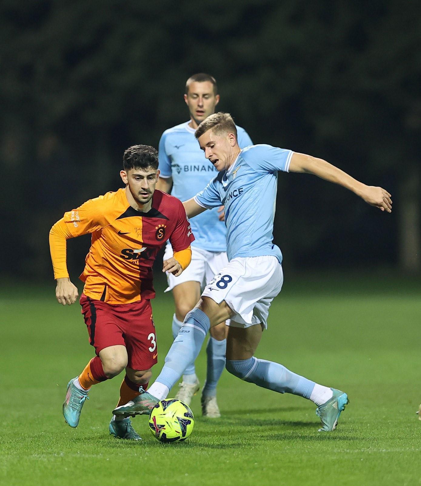 Galatasaray-Lazio maçında olay Rakibinin boğazına yapıştı, şok sakatlık