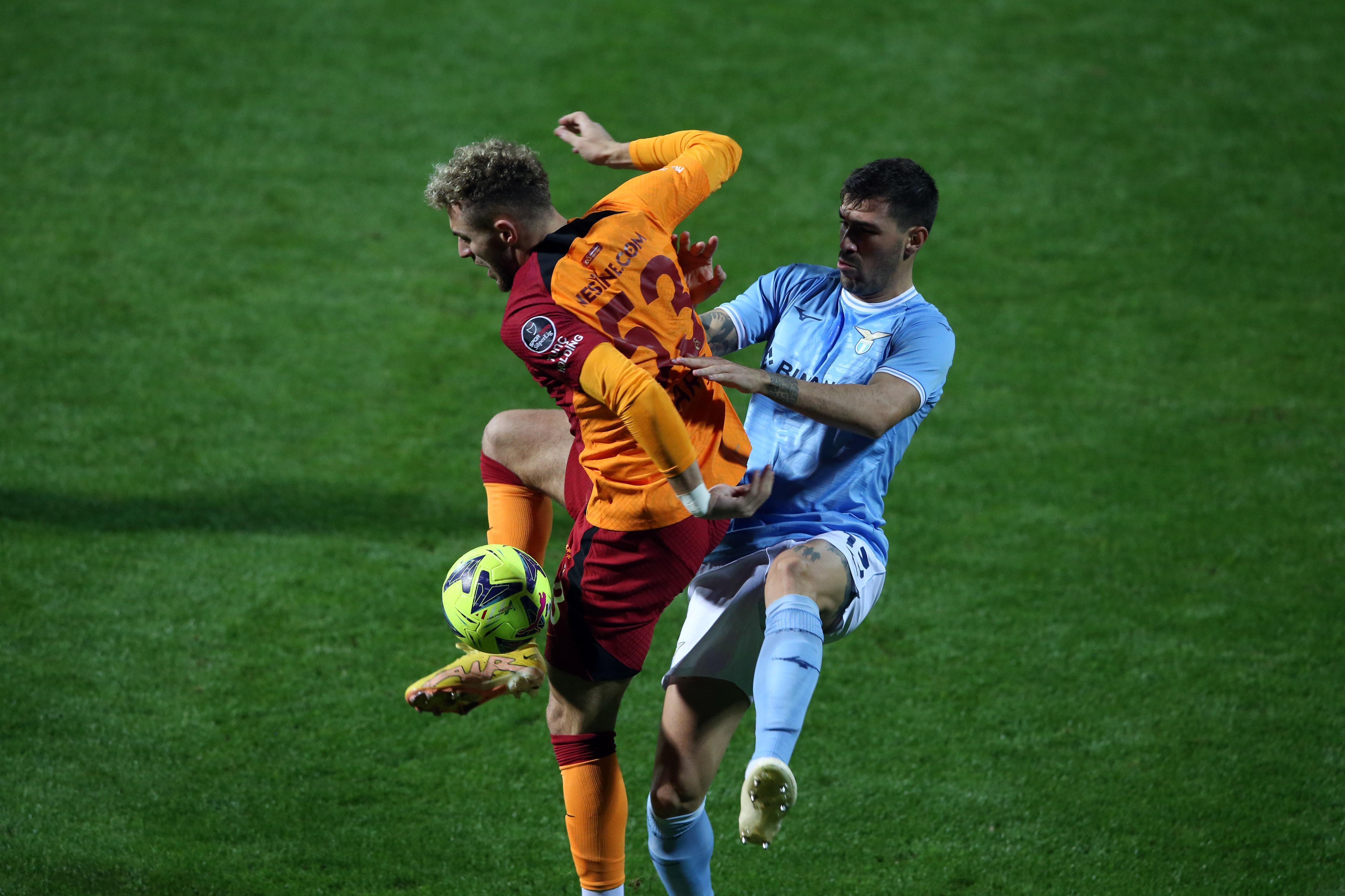 Galatasaray-Lazio maçında olay Rakibinin boğazına yapıştı, şok sakatlık