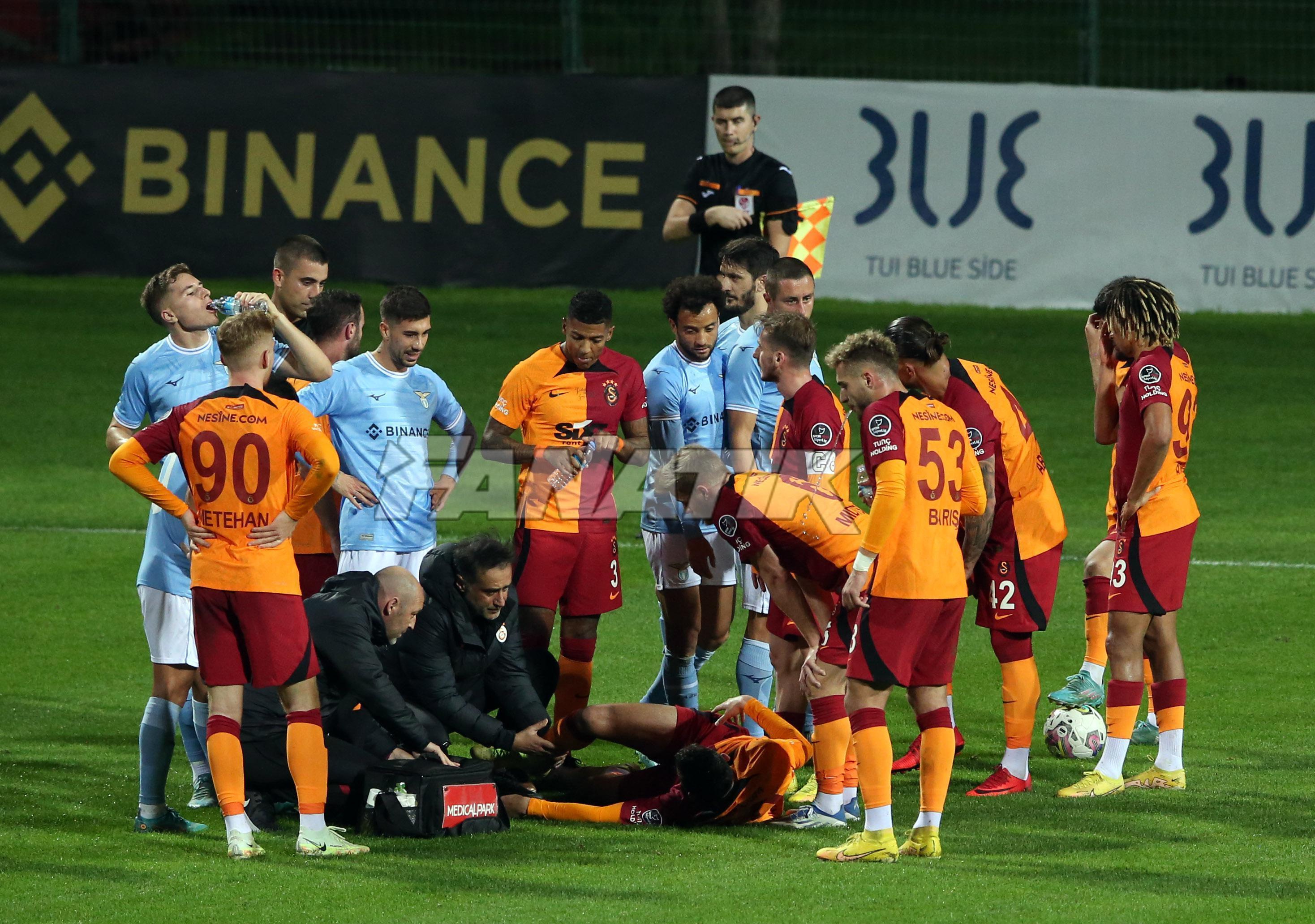 Galatasaray-Lazio maçında olay Rakibinin boğazına yapıştı, şok sakatlık