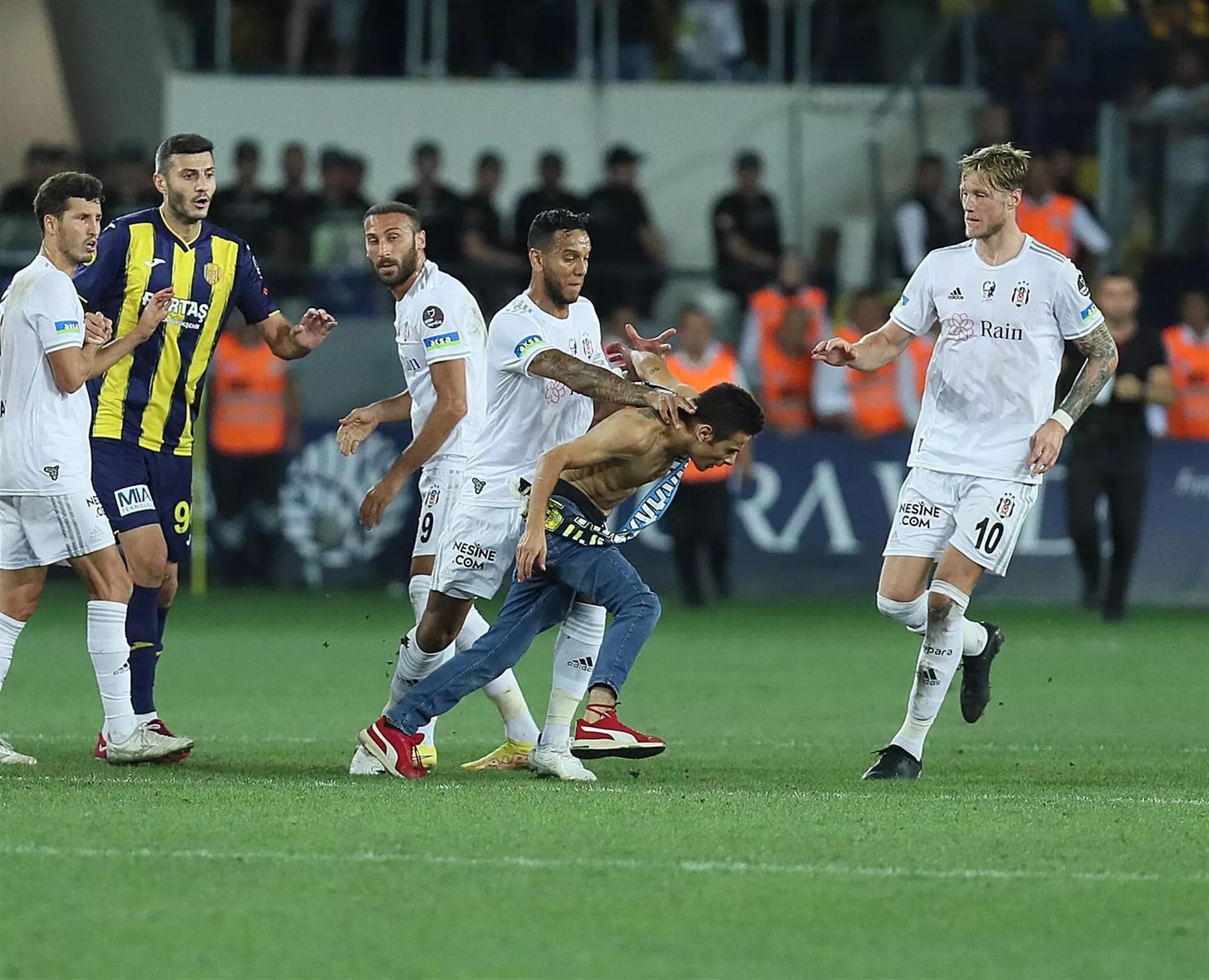 Beşiktaşlı Josef de Souza: Yeniden şampiyon olmak ve taraftarla kutlamak istiyorum