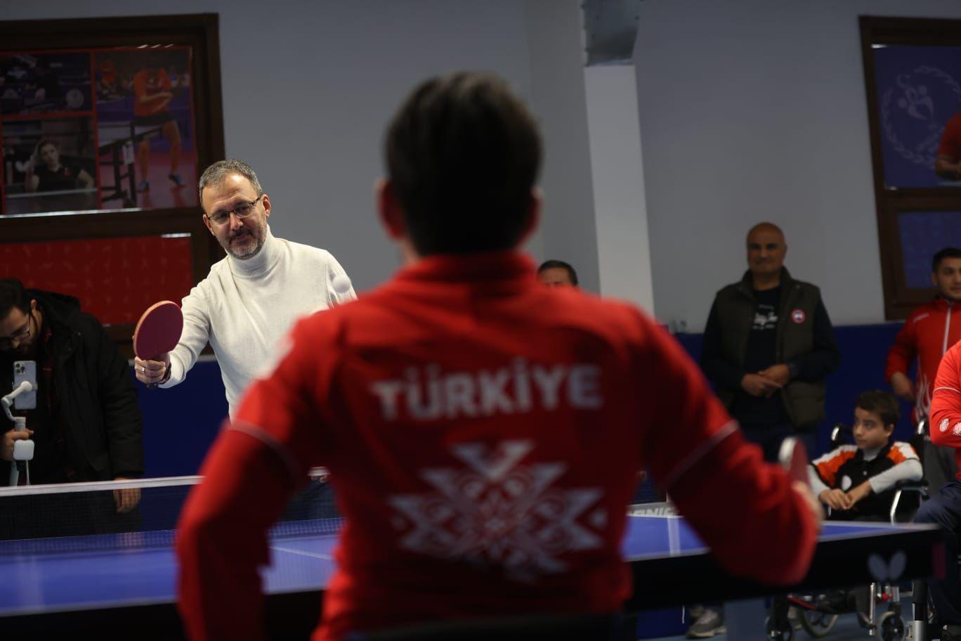 Bakan Kasapoğlu, para masa tenisi sporcuları ile bir araya geldi