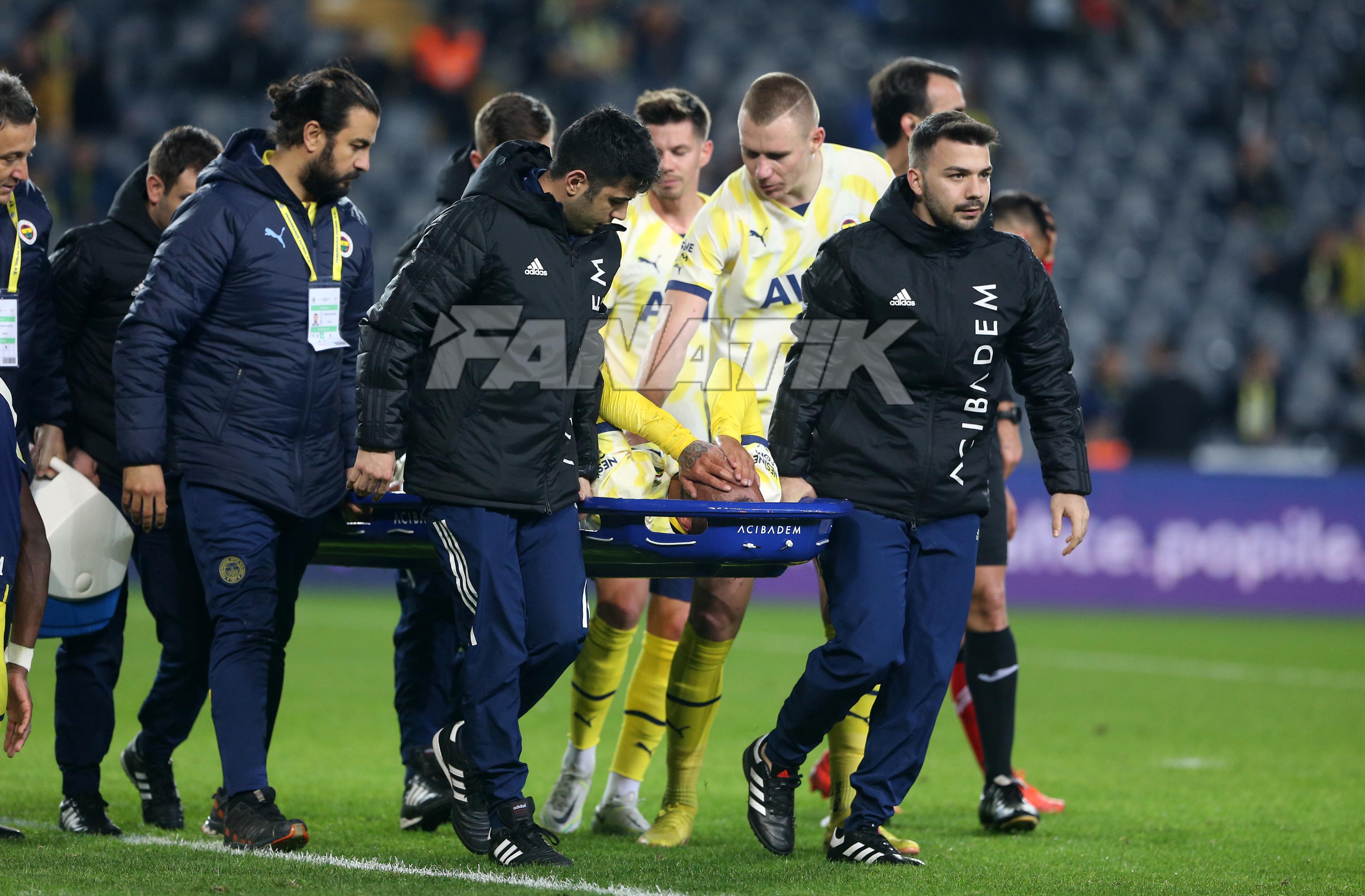 Fenerbahçede sakatlık şoku Mert Hakan görünce yıkıldı