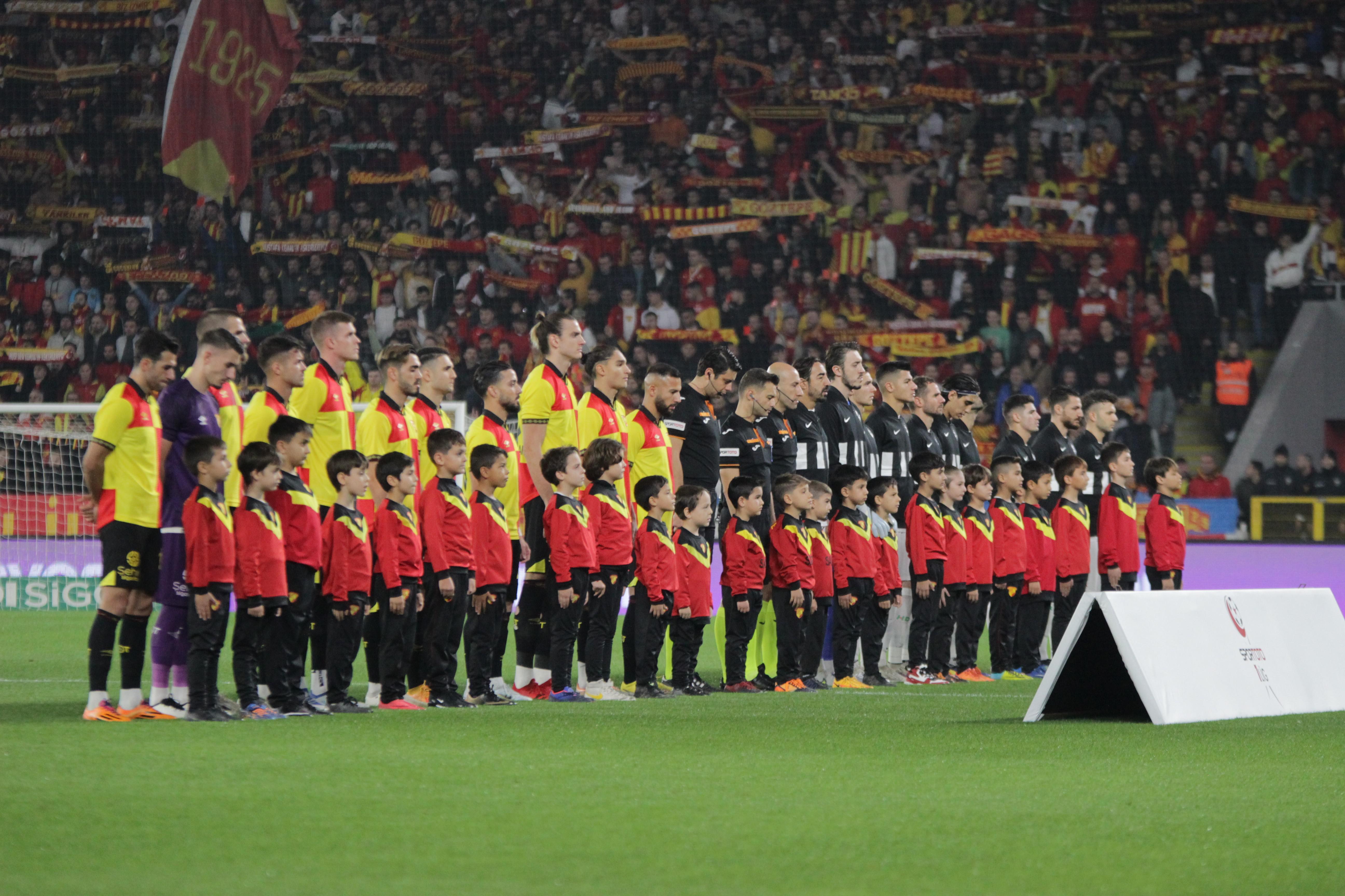 Göztepe-Altay derbisinde şoke eden olay Taraftar futbolcuya saldırdı...