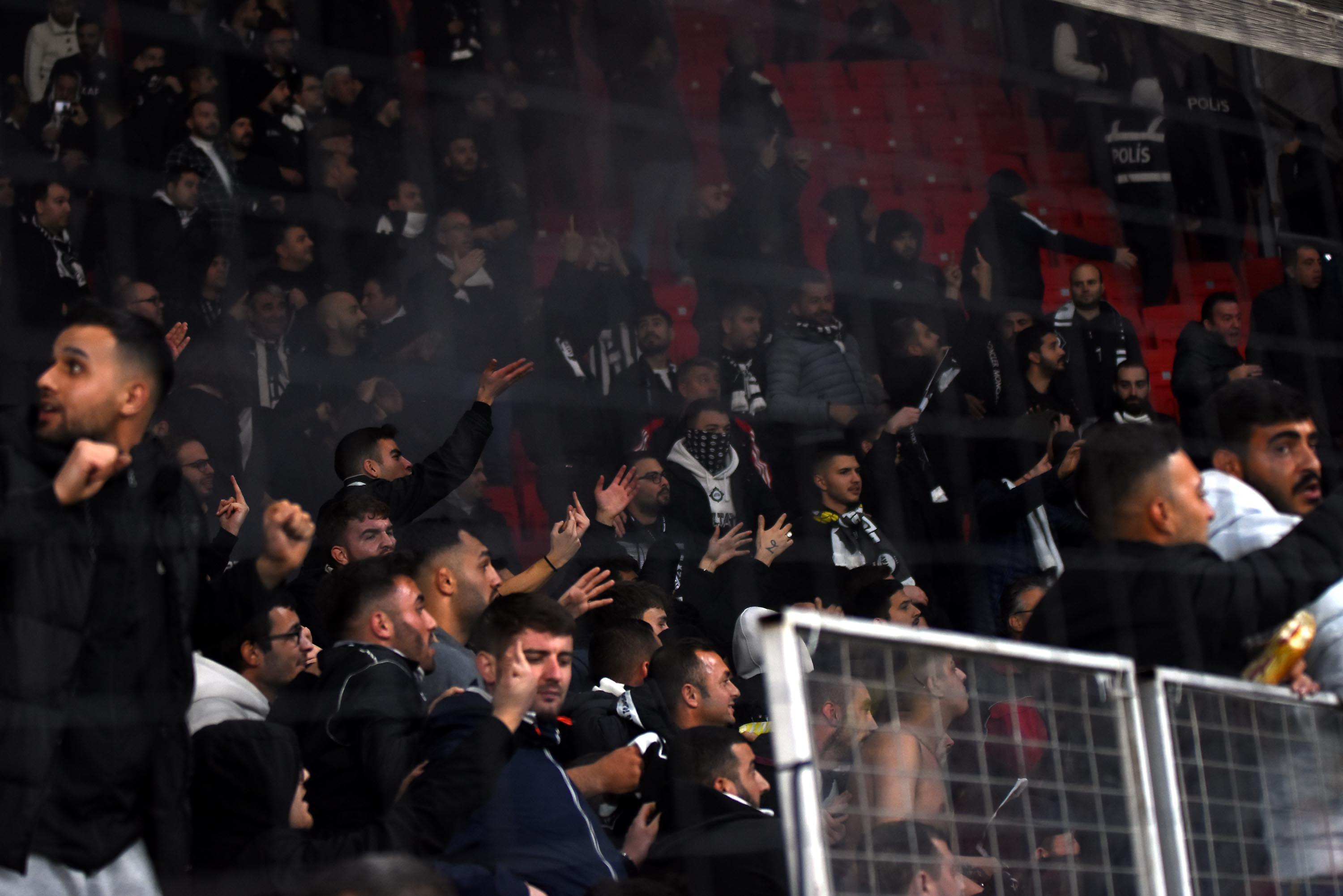 Göztepe-Altay derbisinde şoke eden olay Taraftar futbolcuya saldırdı...