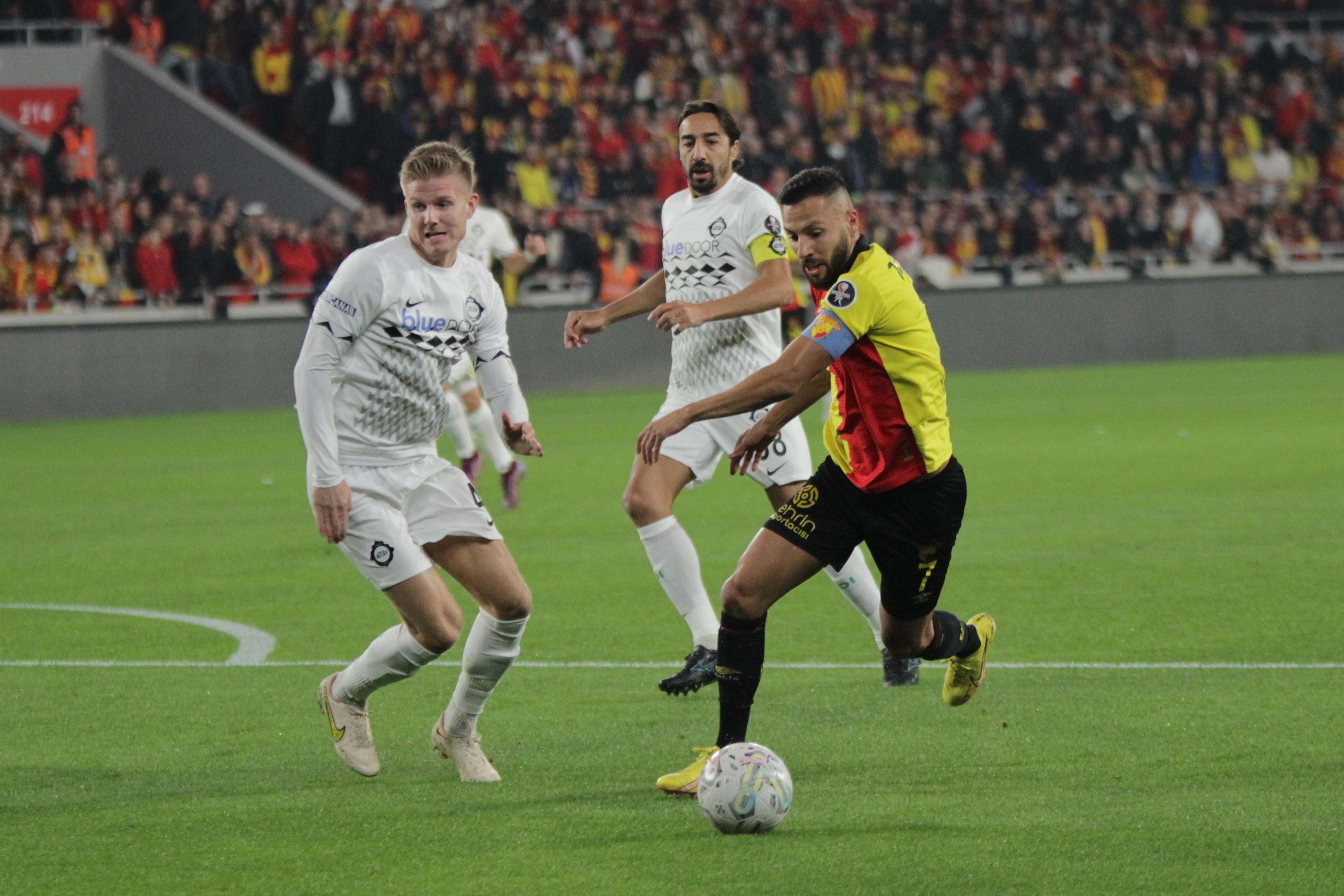 Göztepe-Altay derbisinde şoke eden olay Taraftar futbolcuya saldırdı...