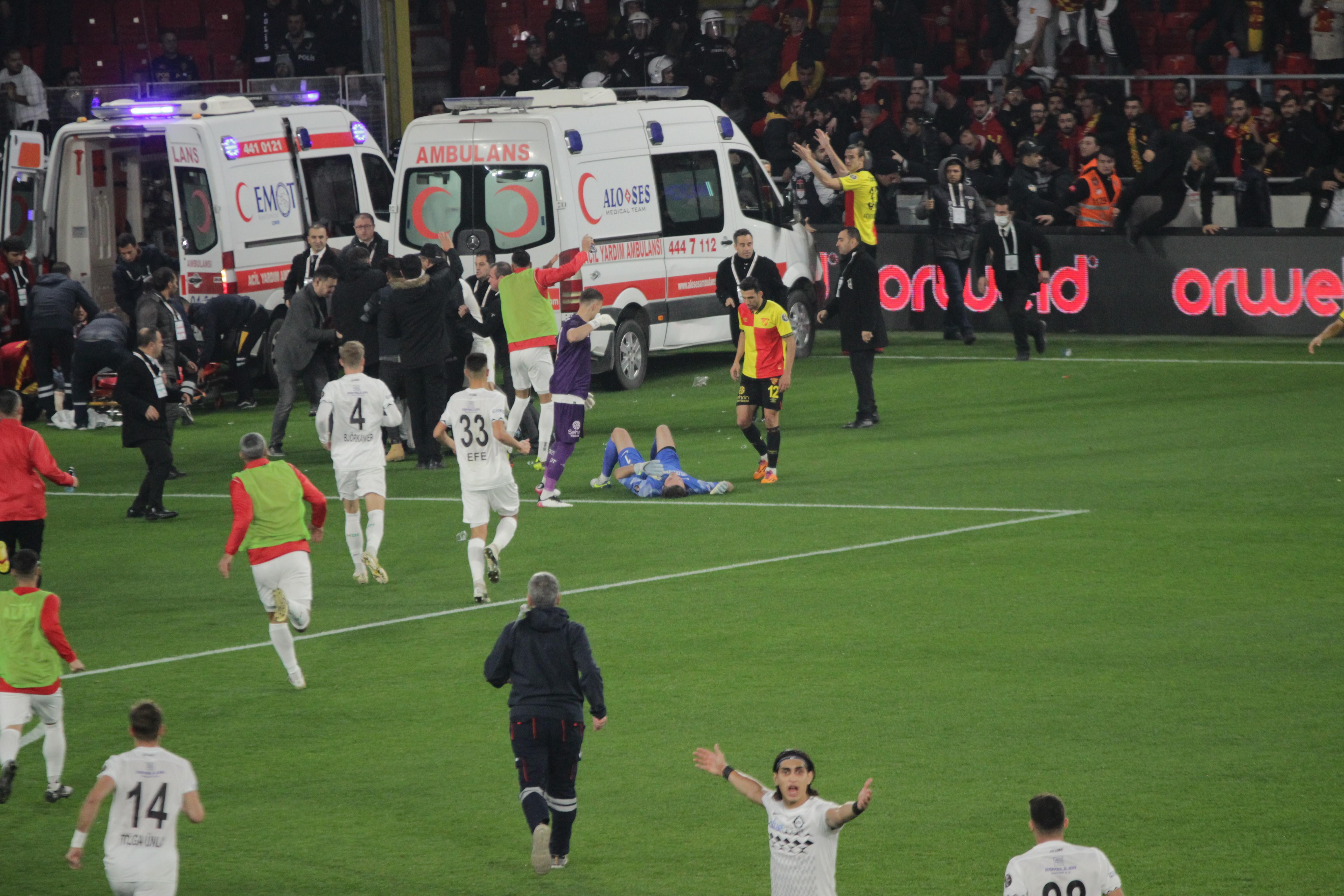 Göztepe-Altay derbisinde şoke eden olay Taraftar futbolcuya saldırdı...