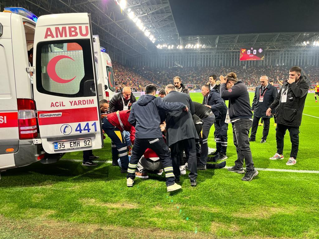 Göztepe-Altay derbisinde şoke eden olay Taraftar futbolcuya saldırdı...