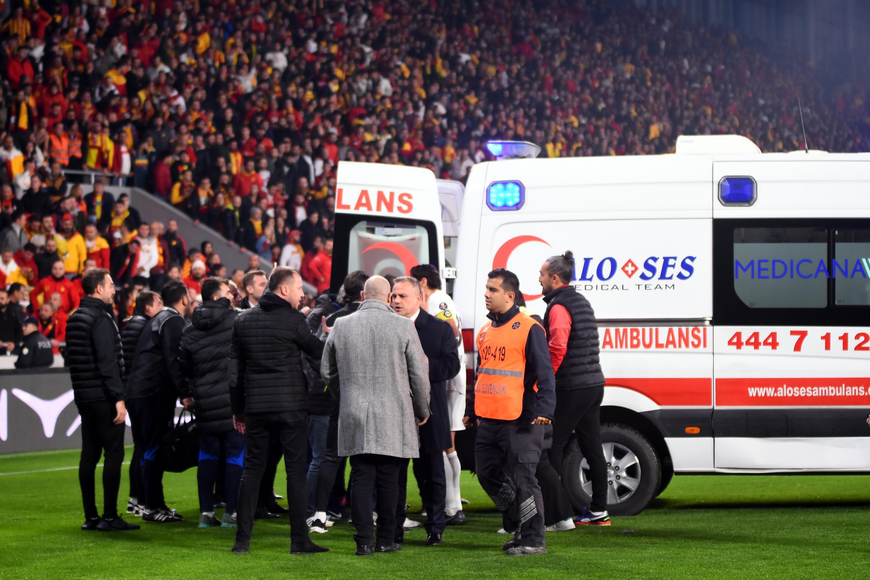 Göztepe-Altay derbisinde şoke eden olay Taraftar futbolcuya saldırdı...