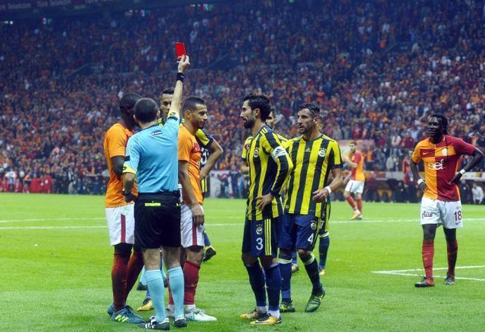 Younes Belhandadan Fenerbahçe tribünlerine olay hareket