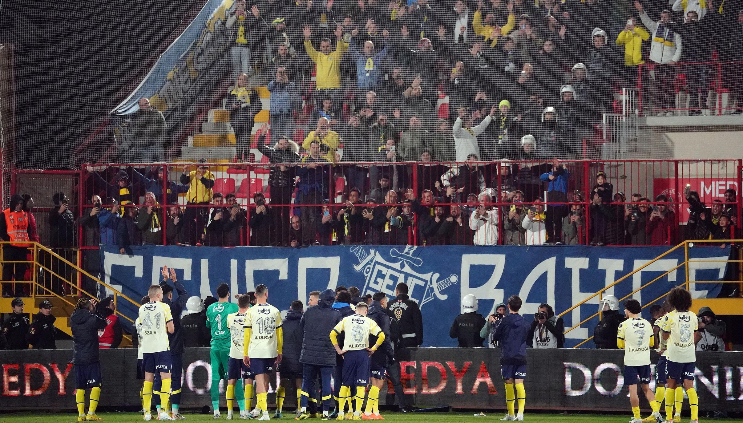 Ümraniyespor - Fenerbahçe maçının tartışmalı pozisyonlarını değerlendirdiler VARdan verilen gol, VARdan dönen gol...