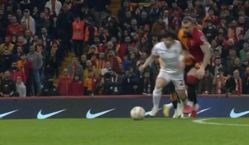 Galatasaray-Antalyaspor maçı sonrası hakemler açıkladı Kırmızı verilmedi, gol öncesi faul...