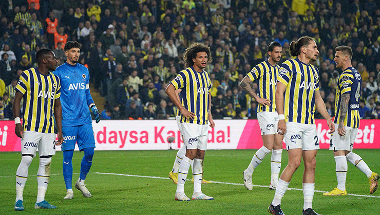 Fenerbahçeyi eski yıldızları sırtladı Transferlere rağmen....