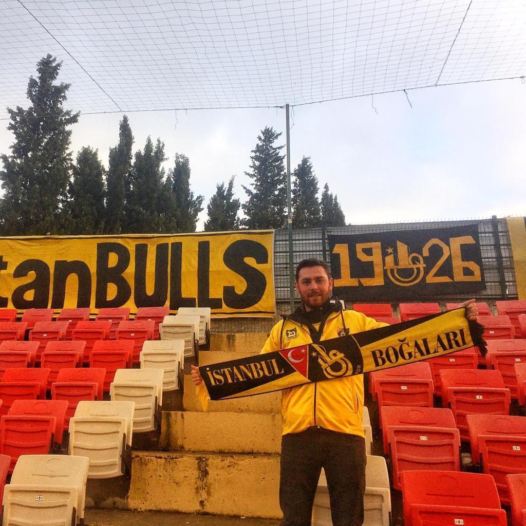 Tribünde tek başına takımını destekleyen İstanbulspor taraftarı: Bu tutku, vazgeçemiyorum