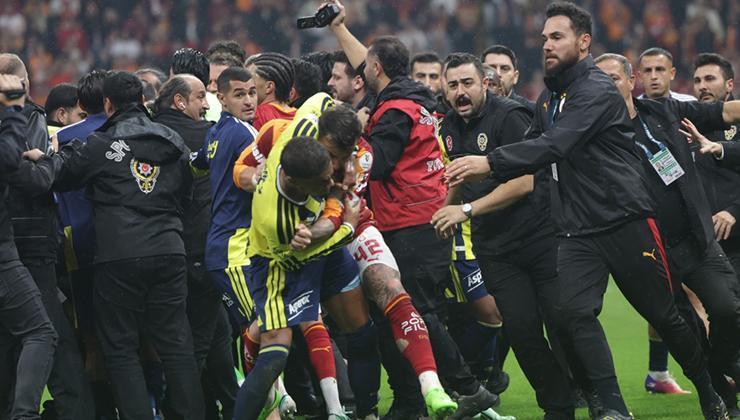 Galatasaray-Fenerbahçe derbisi bitti, ortalık karıştı! Polis sahaya girdi...