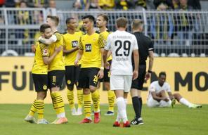 Beşiktaş'ın rakibi Borussia Dortmund, Augsburg'u 2-1'le geçti