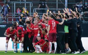 Köln, Holstein Kiel'i 5 golle geçti ve Bundesliga'da kaldı