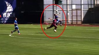 Rakibinin yapmak istediğini yaptı, kendi kalesine aşırtma golü attı!