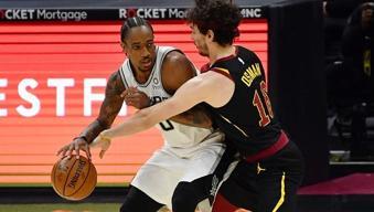 Cedi Osman'lı Cavaliers, Spurs'e mağlup oldu