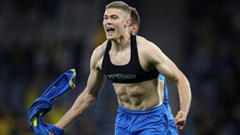 Türk takımlarının gözdesi Dovbyk'in forması, Ukrayna Ordusu için açık artırmayla satıldı