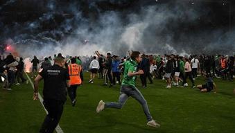 Saint-Etienne küme düştü! Taraftarlar sahayı bastı