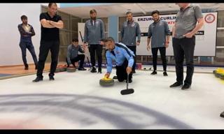24Erzincanspor Teknik Direktörü Ümit Karan, yardımcılarıyla birlikte curling oynadı