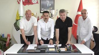 Akhisarspor'da İlker Yanar imzayı attı
