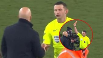 Neye uğradığını şaşırdı! Liverpool Teknik Direktörü Arne Slot hakemin elini sıktı kırmızı kart gördü