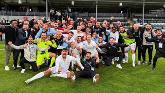 Manisa FK ligde kalmayı kutluyor