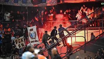 Taraftarlar sahaya inmeye çalıştı, ortalık karıştı: Futbolcular sakinleştiremedi