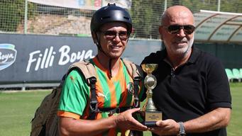 Dünya üçüncülüğü kupası ile Alanyaspor tesislerine paraşütle indi