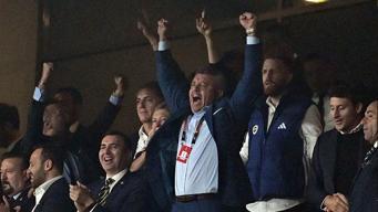 Yerinde duramadı, gollere böyle sevindi! Kadıköy'de 'Fenerbahçe Başkanı Sadettin Saran' tezahüratları...