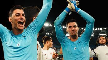Berke Özer 3 penaltı kurtardı futbol dünyasına damga vurdu! 'Roma taraftarını çileden çıkardı'