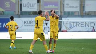 Emrecan Uzunhan açılışı yaptı