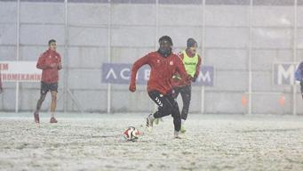 Sivas'a kış erken geldi, Sivasspor kar altında çalıştı